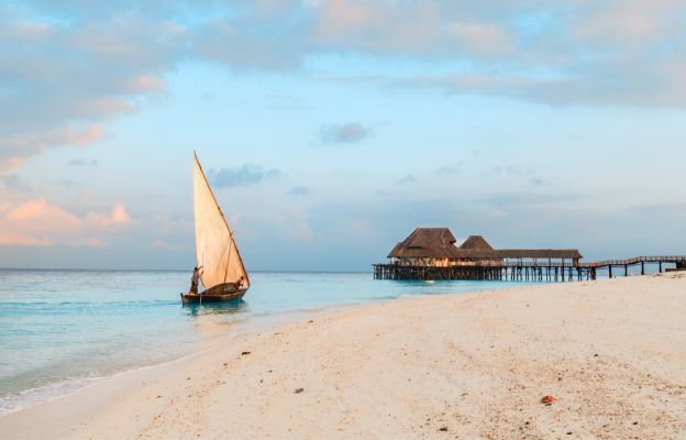 Strand auf Sansibar / Zanzibar mit Segelschiff